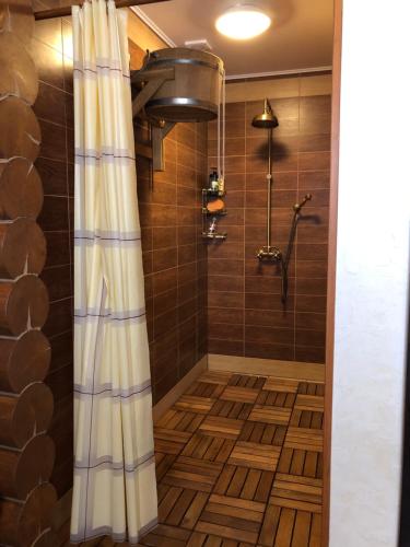 y baño con ducha y cortina de ducha. en Гута Вікенд, en Guta