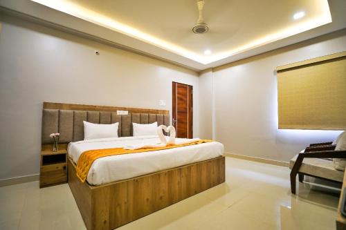 a bedroom with a large bed in a room at Hotel Ceasta, Beside US Consulate Hyderabad, Gachibowli in Gundipet