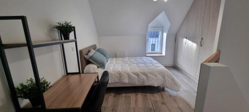 um pequeno quarto com uma cama e uma janela em Maison DEOLS centre pour 1 a 2 personnes em Déols