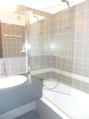 une salle de bain avec une douche, un lavabo et une baignoire dans l'établissement Appartement confortable à La Plagne-Tarentaise 34 m² avec balcon, à La Plagne Tarentaise