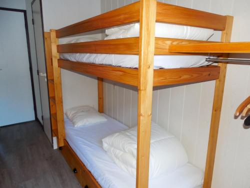 quelques lits superposés dans une chambre dans l'établissement Appartement confortable à La Plagne-Tarentaise 34 m² avec balcon, à La Plagne Tarentaise
