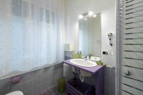 a bathroom with a purple sink and a mirror at B&B Sleep & Zupp in Naples