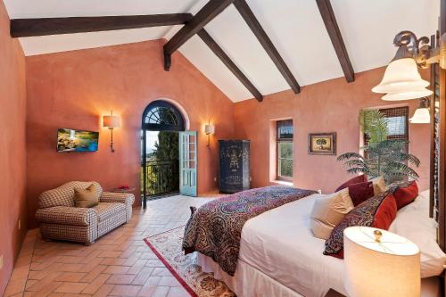 Posezení v ubytování Tuscan Villa w/Vineyard Views!