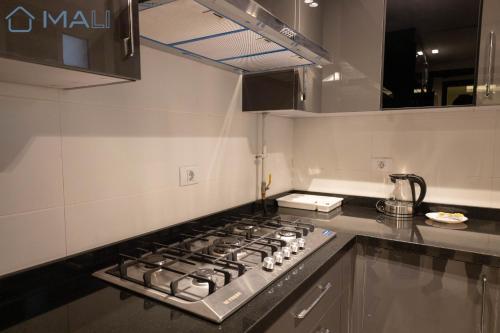 Η κουζίνα ή μικρή κουζίνα στο Cairo Festival Chic 3BR Apartment