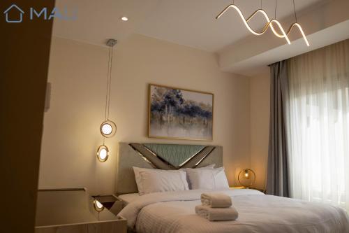 Ένα ή περισσότερα κρεβάτια σε δωμάτιο στο Cairo Festival Chic 3BR Apartment