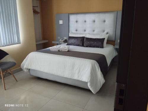 Una cama o camas en una habitación de HOTEl DIBENI PEREIRA