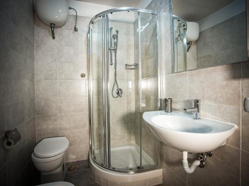 ローマにあるGate 40のバスルーム(シャワー、洗面台、トイレ付)
