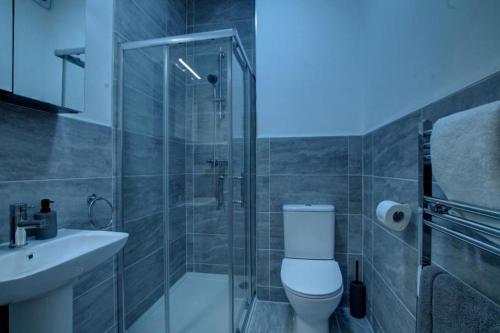 a bathroom with a shower and a toilet and a sink at Dundee - 1 Bed - Sleeps 4 - Free Parking in Dundee