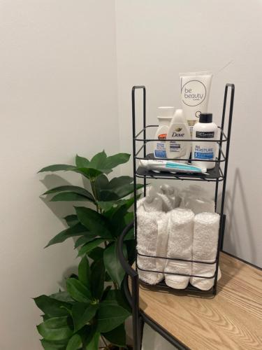 un toallero con toallas y artículos de aseo en un estante en Modern Spacious Apartment, en Entroncamento