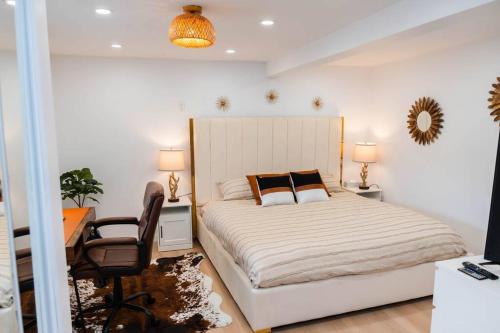 En eller flere senge i et værelse på Riverfront Cottage Canoe Included & Playroom Fun