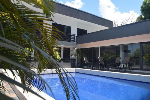una casa con piscina frente a ella en Hotel RITZZ en Paramaribo