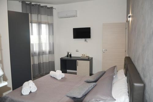 - une chambre avec un lit et 2 serviettes dans l'établissement Home Pacifico, à Vibo Valentia