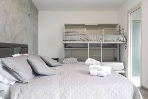 - une chambre avec un lit blanc et des serviettes dans l'établissement Home Pacifico, à Vibo Valentia