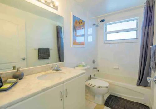y baño con aseo, lavabo y bañera. en Stunning 2Br Condo brickell-Waterviews-FreeParking en Miami