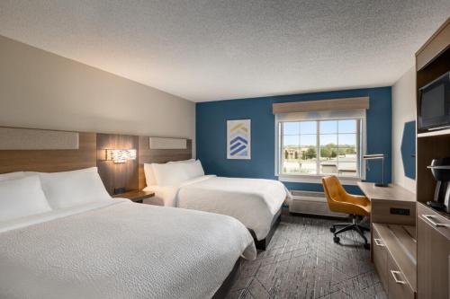 鮑靈格林的住宿－鮑靈格林智選假日酒店，酒店客房设有两张床和窗户。