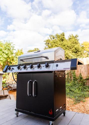 a black grill with a box on top of it at Vineyards Edge - Pool, Hot Tub, Bikes- 1mi to Downtown in Healdsburg
