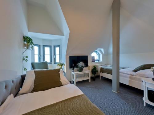 sypialnia z 2 łóżkami i kanapą w obiekcie Bella Casa w mieście Mnichovo Hradiště