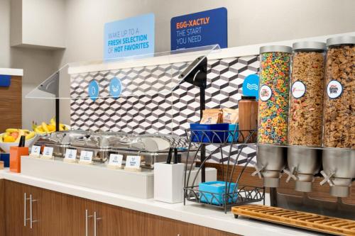 Принадлежности для чая и кофе в Holiday Inn Express - Bowling Green by IHG