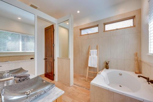 Bathroom sa Serene San Anselmo Hideaway with Private Hot Tub!