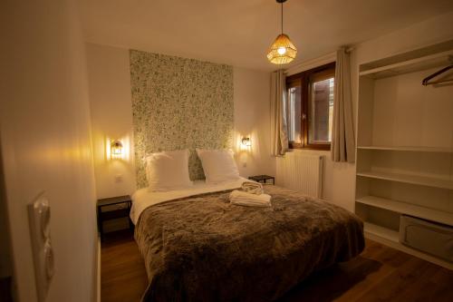 - une chambre avec un lit, une fenêtre et une lampe dans l'établissement Tignes Appartement 140 m2 pour 08-10 personnes, à Tignes