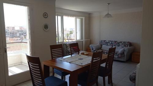 une salle à manger avec une table, des chaises et un canapé dans l'établissement Au calme, plages à pieds, à Antibes