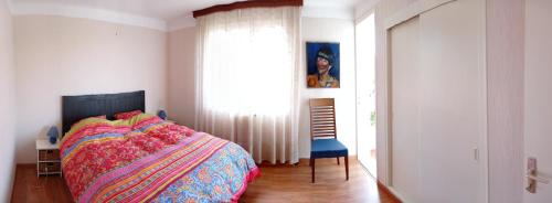 une chambre avec un lit et une fenêtre dans l'établissement Au calme, plages à pieds, à Antibes