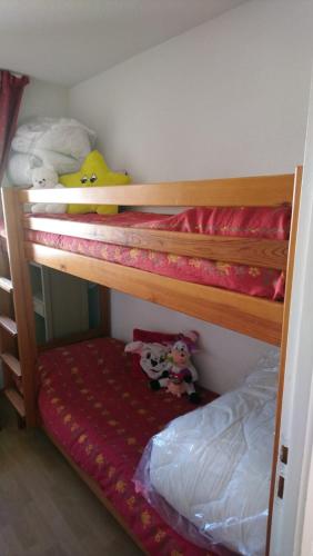 - une chambre avec 2 lits superposés et des animaux rembourrés dans l'établissement Super Devoluy Cosy apartment close to the slopes, à Saint-Étienne-en-Dévoluy