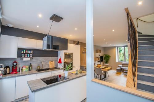 une cuisine et un salon dans une maison dans l'établissement L'escapade Passionnée-Balnéo-Clim-Maison moderne, à Dieulouard