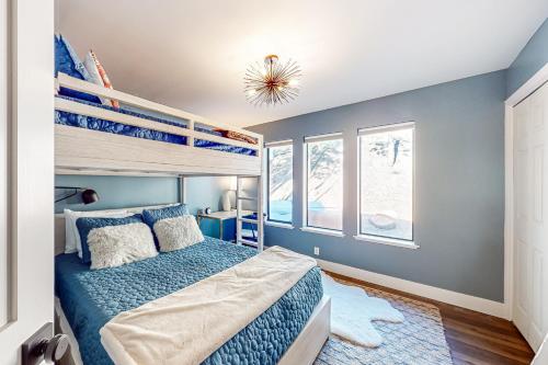 1 dormitorio con litera y paredes azules en Christy Hill Condo en Olympic Valley