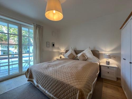 - une chambre avec un lit et une grande fenêtre dans l'établissement Villa Rosenhof (2 Personen +), à Lindau