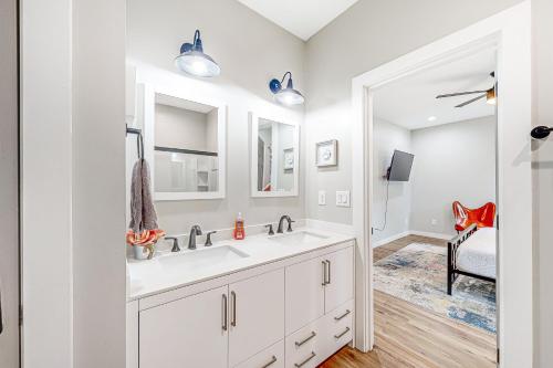 - une salle de bains blanche avec deux lavabos et un miroir dans l'établissement Grove Park Place - Unit A, à Atlanta