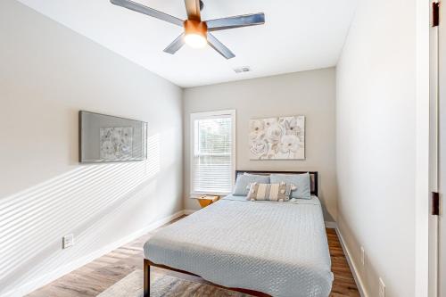- une chambre avec un lit et un ventilateur de plafond dans l'établissement Grove Park Place - Unit A, à Atlanta