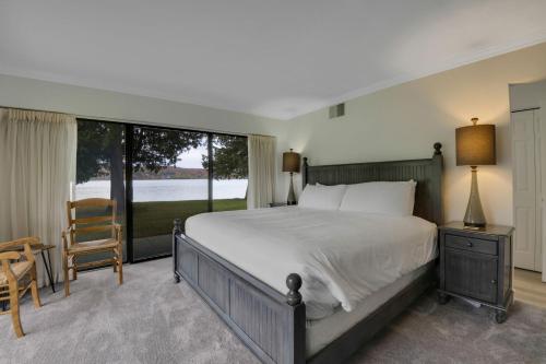 ボイン・シティにあるDeer Lake Villa Bldg. #4の大きなベッドと大きな窓のある寝室