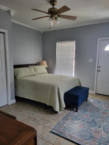Schlafzimmer mit einem Bett und einem Deckenventilator in der Unterkunft Old Biloxi Rest, Relax and Enjoy the Beach in Biloxi