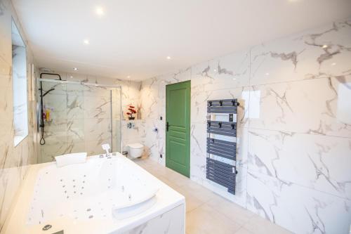Et badeværelse på L'escapade Passionnée-Balnéo-Clim-Maison moderne