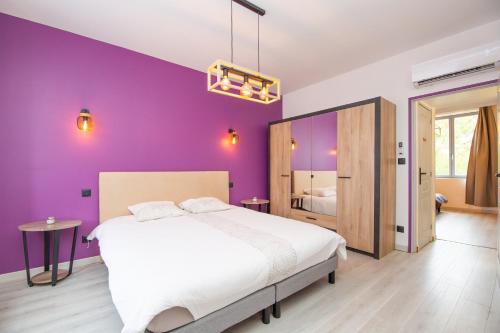 En eller flere senge i et værelse på L'escapade Passionnée-Balnéo-Clim-Maison moderne