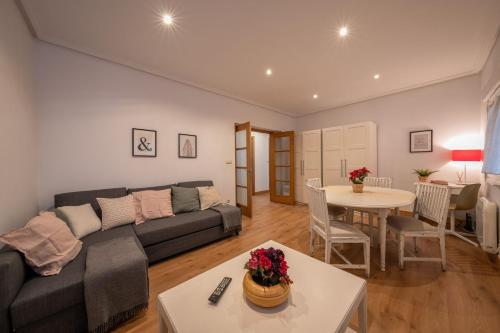 ein Wohnzimmer mit Sofa und Tisch in der Unterkunft Loyola Family&Friends in Loyola