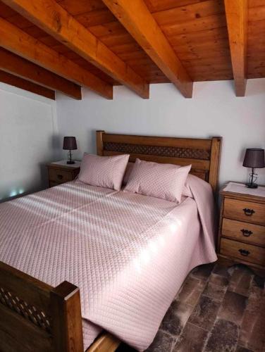 Un dormitorio con una cama grande con dos mesitas de noche. en Charming House in Redondo + Air Conditioned, en Redondo
