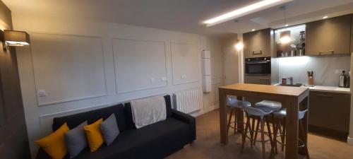 a kitchen with a couch and a table in a room at Résidences Privées appartements 1 ou 3 entre Varengeville sur mer & Dieppe in Hautot-sur-Mer