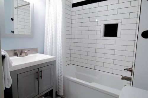 錫賽德的住宿－Seafare，白色的浴室设有浴缸和水槽。