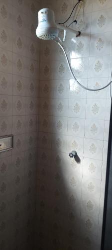 bagno con doccia e luce sul muro di Aluguel Casa em Praia Seca a Rio de Janeiro