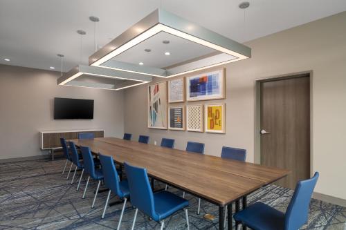 Konferenční prostory v ubytování Holiday Inn Express & Suites Hawaiian Gardens by IHG