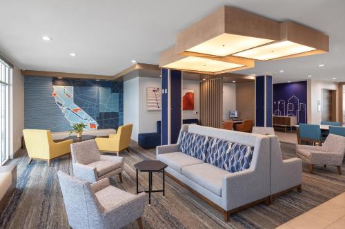 Posezení v ubytování Holiday Inn Express & Suites Hawaiian Gardens by IHG