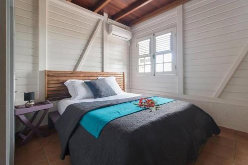 Postel nebo postele na pokoji v ubytování Villa charmante avec piscine et vue mer au Robert