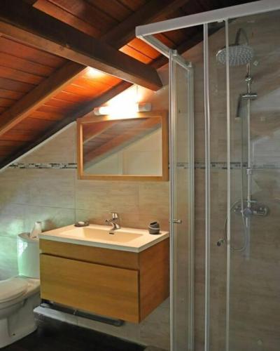Koupelna v ubytování Villa charmante avec piscine et vue mer au Robert