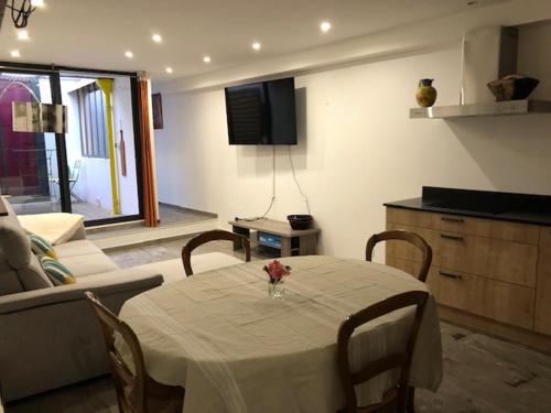 un salon avec une table avec un vase de fleurs dessus dans l'établissement Logement plein pied / Confort, à Collioure