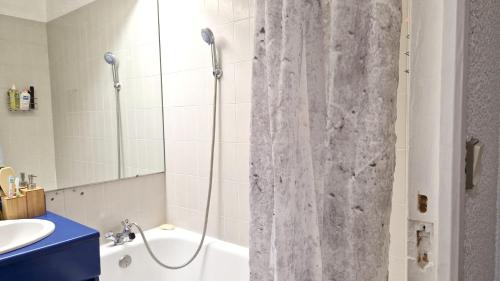 une salle de bain avec douche et lavabo dans l'établissement Studio avec vue imprenable sur la montagne à Isola, 25 m²., à Isola