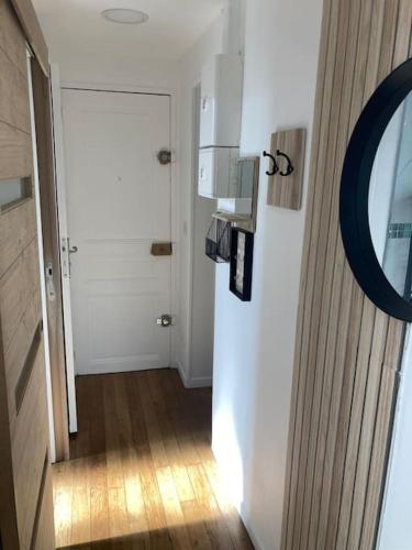 Cette chambre dispose d'un couloir avec un réfrigérateur blanc. dans l'établissement mon appartement en centre ville, à Le Pré-Saint-Gervais