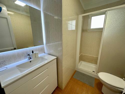 biała łazienka z umywalką i prysznicem w obiekcie AMADORES BEACH VIEW APARTMENT w mieście Amadores