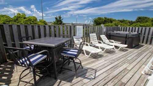 Balkoni atau teres di Oceanside, Private Pool, Close to Beach Access and Shopping! KH1, Marabel-by-the-Sea